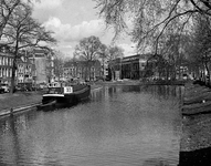 850508 Gezicht over de Stadsbuitengracht te Utrecht vanaf de Van Asch van Wijckbrug naar het oosten, met links een ...